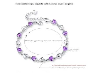 Vue détaillée du bracelet cœur en argent avec cristaux violets et poinçon S925