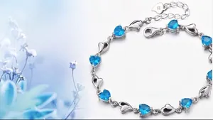 Détail macro d'un bracelet en argent S925 avec cristal de cœur bleu et fermoir réglable