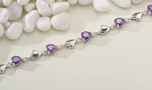 Détail du bracelet en argent avec cœurs, pierres en cristal violet et maillons polis