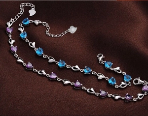 Détail d'un bracelet en argent S925 avec cristaux en forme de cœur bleus et violets