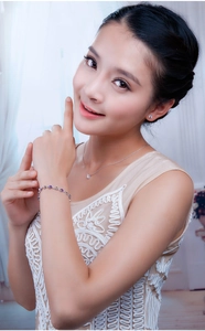 Parure de bijoux en argent avec cristaux violets comprenant collier, bracelet et boucles