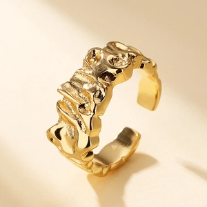 Bague réglable dorée irrégulière avec un design unique de métal liquide effet lave