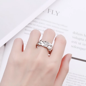Bague géométrique irrégulière argentée chic avec texture industrielle minimaliste