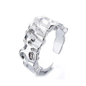 Bague ouverte réglable en argent avec texture de lave irrégulière au fini métallique