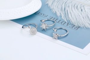 Nahaufnahme des dreiteiligen verstellbaren Ring-Sets mit Sonne, Mond und Sterne Motiven