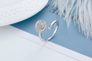 Makroaufnahme von Silberner Sonnenblumen-Ring mit weißen Zirkonia-Blütenblättern