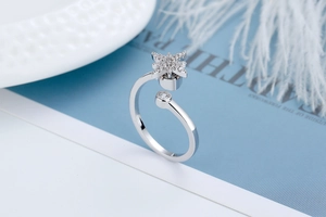 Details eines rotierenden Schneeflockenrings mit Zirkonia und poliertem Silber