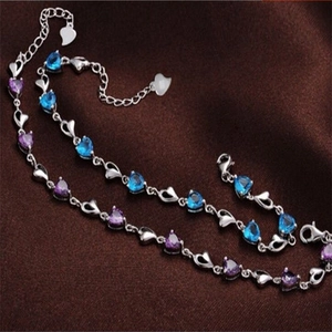 Bracelet argenté avec des pierres en zircone cubique en forme de cœur bleu et violet