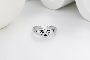Vue détaillée de la bague vintage en argent avec motif cœur triste poli