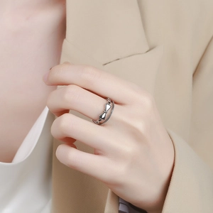 Bague double couche nœud papillon argentée rétro avec design ouvert sur la main