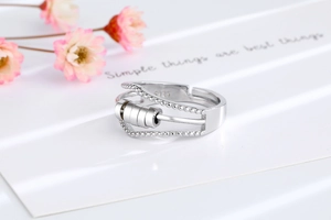 Vue macro d'une bague anti-stress en argent S925 avec perles rotatives mobiles