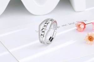 Détail macro d'une bague en argent S925 avec cinq perles rotatives anti-stress