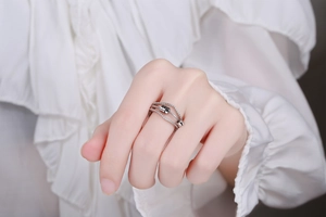 Détail des perles rotatives et de l'anneau multicouche en argent réglable pour femme