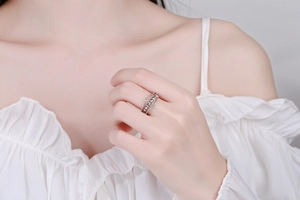 Détail d'une bague anti-anxiété argentée avec perles rotatives et cristaux brillants