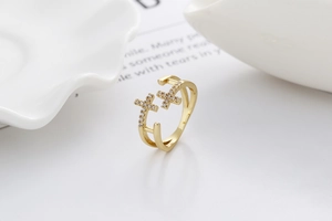 Vue détaillée d'une bague double croix dorée avec zircons brillants et design ajustable