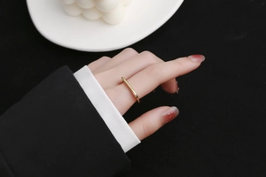 Makroaufnahme eines minimalistischen goldenen Flachstegrings mit poliertem Finish