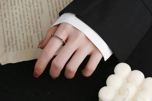 Nahaufnahme eines minimalistischen silbernen Ringes mit Hochglanzoberfläche