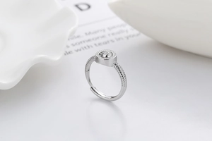 Détail d'une bague réglable avec sphère miroir rotative et halo en zircon cubique