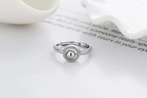 Détail d'une bague ajustable en argent avec sphère rotative et texture en relief