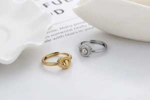 Détail d'une bague rotative ajustable avec bille texturée tournante en finition or et argent