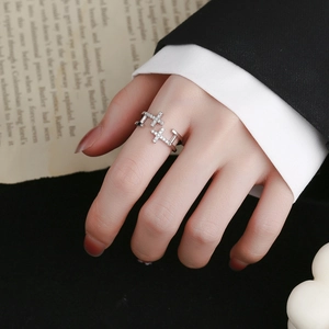 Bague croisée à double couche ajourée sertie de zircons brillants pour femme