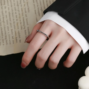 Minimalistischer silberner rechteckiger Ring am Model für einen trendigen urbanen Stil