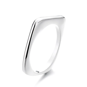 Minimalistischer quadratischer Silberring mit poliertem Finish und dickem Profil