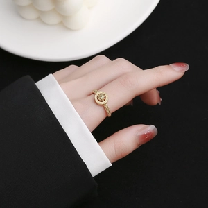 Bague tournante minimaliste plaquée or pour femme avec une bille centrale rotative