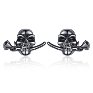 Détail des boucles d'oreilles tête de mort vintage avec rose et finition métal noir