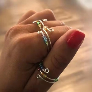 Regenbogen-Perlen-Spinnerring gegen Angstzustände mit verstellbarem Silberdrahtband