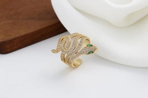 Macro di anello a serpente dorato con micro-pavé di zirconi e occhi in pietre verdi