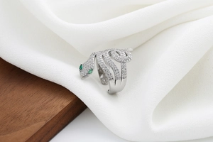 Dettaglio dell'anello a serpente argento con micro-pavé di cristalli e occhi verdi