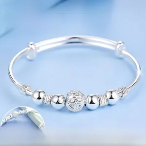 Gros plan sur la perle lanterne en argent et le fermoir ajustable du bracelet femme