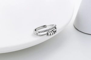 Dettaglio anello anti-ansia in argento con zirconi e sfere metalliche girevoli