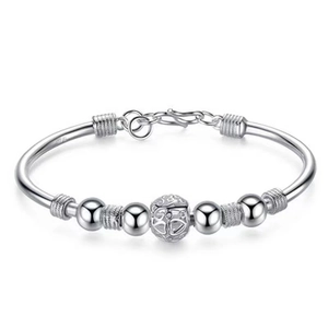 Bracelet élégant en argent S925 avec perles et boule filigranée sur fond blanc