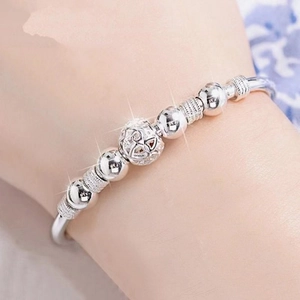 Bracelet jon jonc plaqué argent avec perles texturées et breloque lanterne évidée