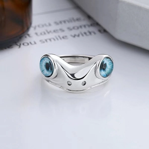 Retro zilveren kikkerring met blauwe boze ogen en een verstelbare open ringband
