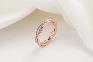 Vue macro de la bague infini en or rose avec pavé de diamants et design entrelacé