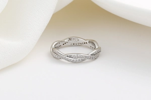 Macro d'une bague torsadée en argent avec double rangée de micro-zirconiums pavés