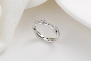 Vue détaillée de la bague entrelacée en pavé de diamants avec pierres brillantes et argent