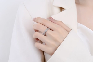 Détail de la bague infini en argent avec micro-pavage de zircons portée par un mannequin