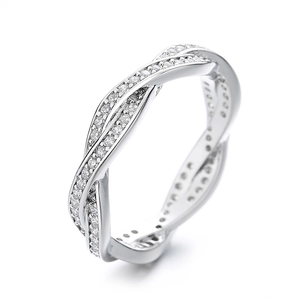 Bague torsadée en argent avec double rangée de pavé sur fond blanc épuré