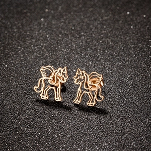 Elegante roségoldene hohle Einhorn-Ohrstecker aus Edelstahl für Damen