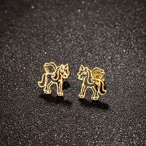 Minimalistische Pegasus-Ohrstecker aus Gold mit hohlem Design und geflügeltem Pferd