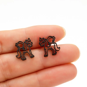 Nahaufnahme kleiner schwarzer matter Einhorn-Ohrstecker mit hohlem Flügel-Design