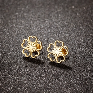 Boucles d'oreilles fleurs en cœur ajouré en acier inoxydable doré sur fond noir