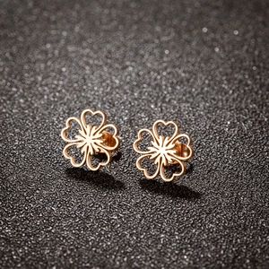 Boucles d'oreilles fleurs ajourées en or poli avec pétales en forme de cœur et pistils