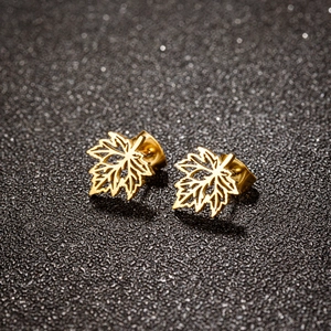 Élégantes boucles d'oreilles feuilles d'érable dorées au design vintage épuré