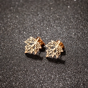 Boucles d'oreilles élégantes en or rose en forme de feuille d'érable évidée pour femmes