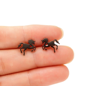 Boucles d'oreilles licorne noir mat en acier inoxydable avec détail cœur creux en main